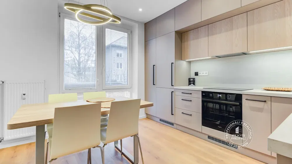 Salon; podłoga drewniana, światło dzienne, styl nowoczesny