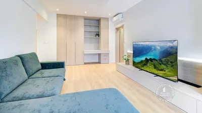 Kuchnia; sprzęt kuchenny, podłoga drewniana, światło dzienne, styl nowoczesny