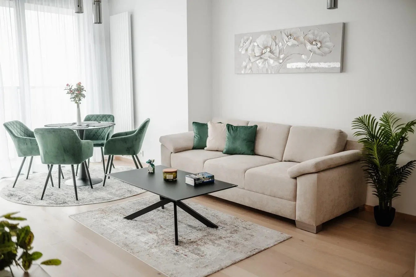 Cuisine; électroménager, parquet, lumière naturelle, style moderne