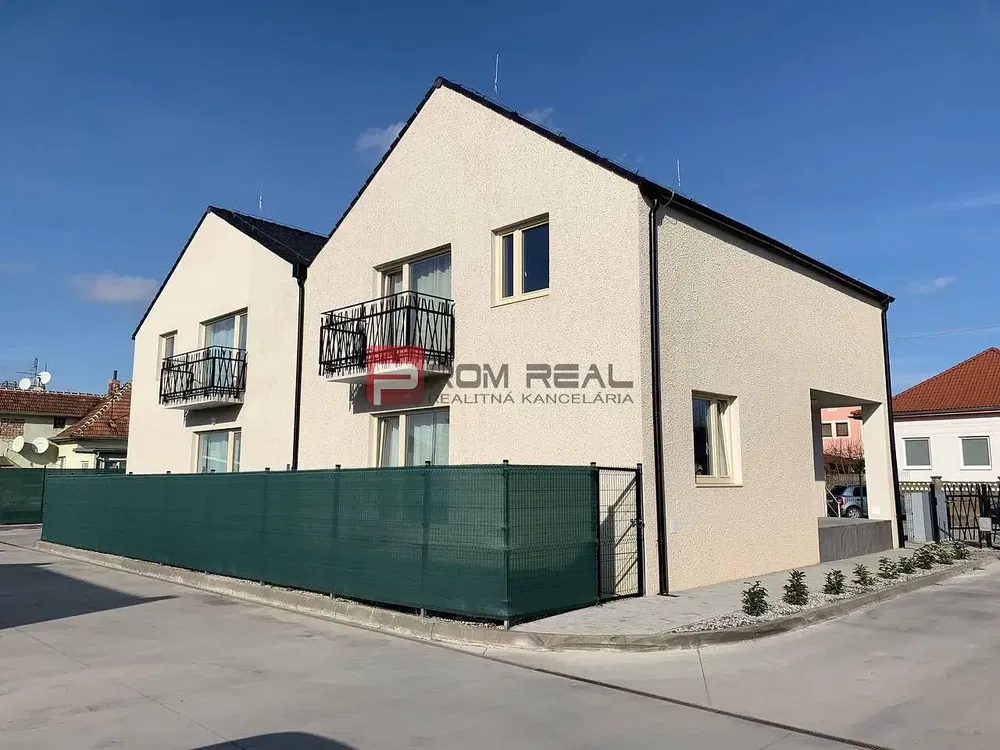 Soggiorno; pavimento in legno, luce naturale, stile moderno