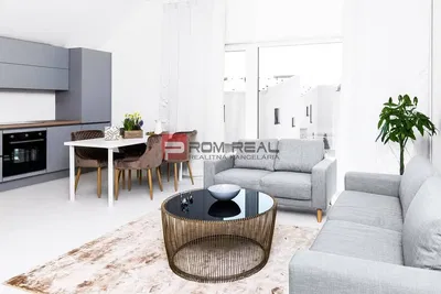 Cucina; elettrodomestici, pavimento in legno, luce naturale, stile moderno