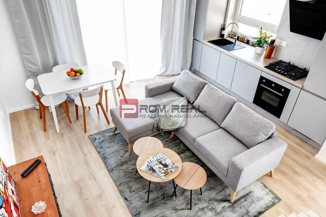 Kuchyňa; kuchynské spotrebiče, drevená podlaha, prirodzené svetlo, moderný štýl