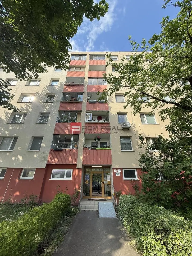 Soggiorno; pavimento in legno, luce naturale, stile moderno