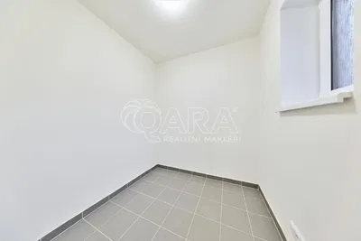 Хол; дървен под, естествена светлина, модерен стил, високи тавани