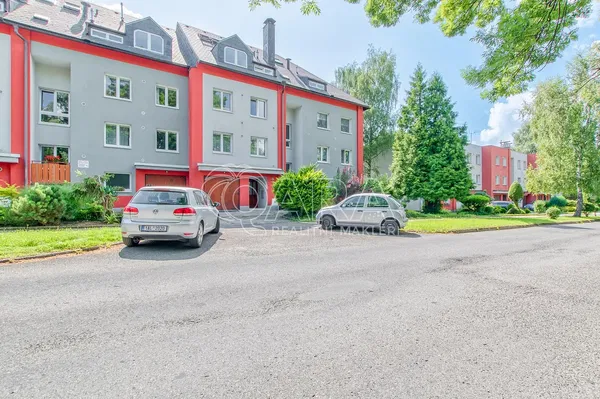 Living room; wood floor, natural light, modern style