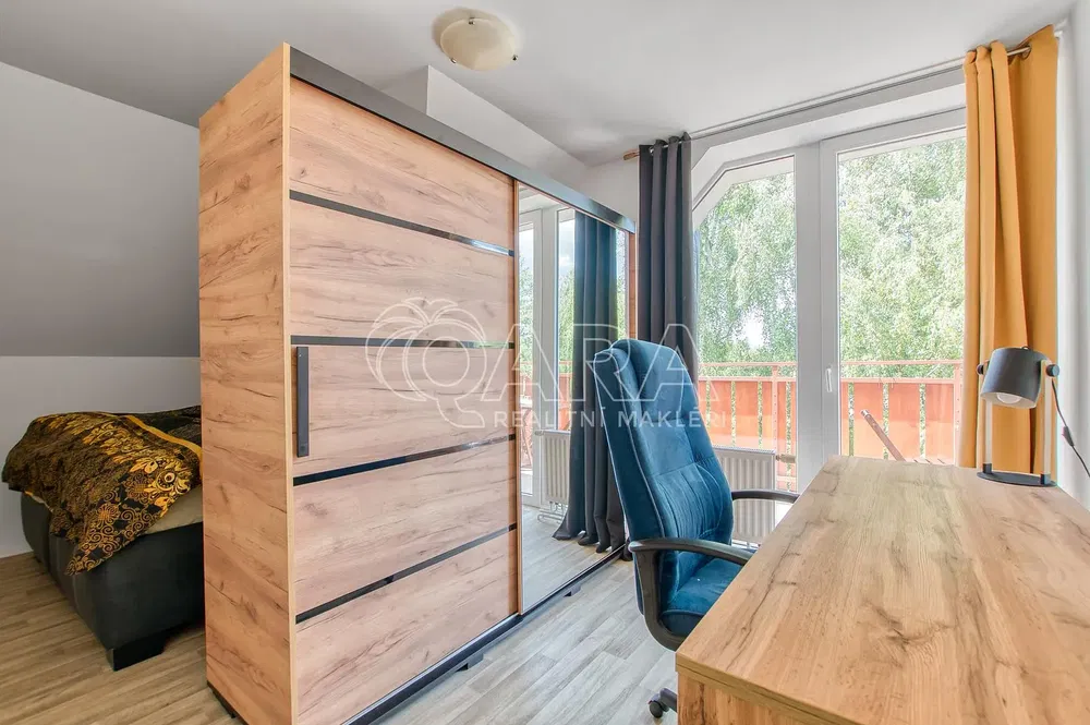 Living room; wood floor, natural light, modern style