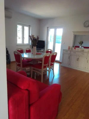 Küche; küchengeräte, holzboden, tageslicht, moderner stil