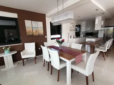 Kuhinja; kuhinjski aparati, drveni pod, prirodno svjetlo, moderni stil