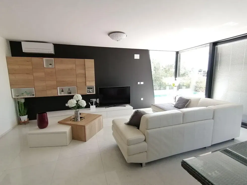 Kuhinja; kuhinjski aparati, drveni pod, prirodno svjetlo, moderni stil