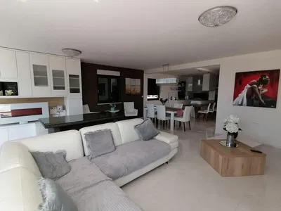 Dnevna soba; drveni pod, prirodno svjetlo, moderni stil