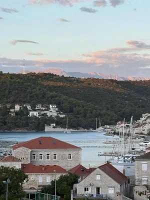 Küche; küchengeräte, holzboden, tageslicht, moderner stil