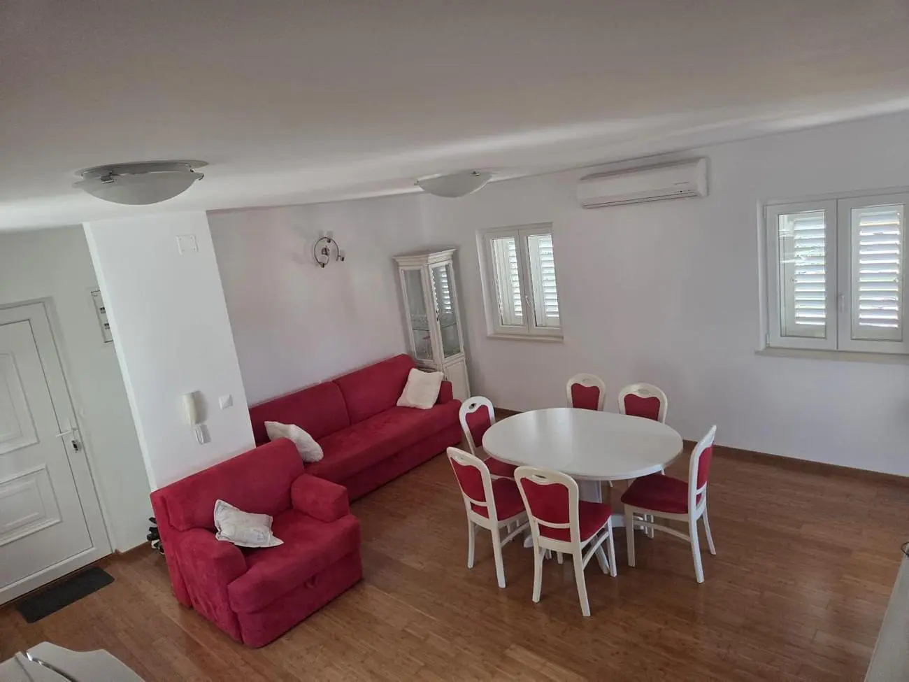 Küche; küchengeräte, holzboden, tageslicht, moderner stil