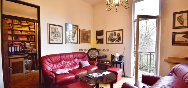 Cuisine; électroménager, parquet, lumière naturelle, style moderne