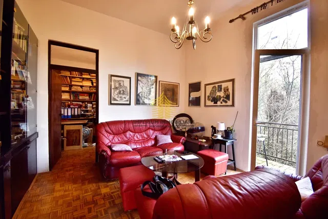 Salon; parquet, lumière naturelle, style moderne