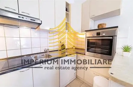 Küche; küchengeräte, holzboden, tageslicht, moderner stil