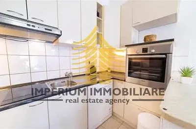 Küche; küchengeräte, holzboden, tageslicht, moderner stil