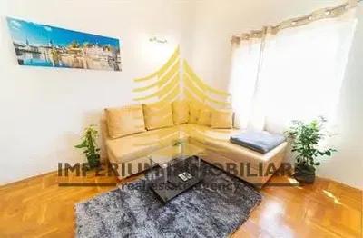 Küche; küchengeräte, holzboden, tageslicht, moderner stil