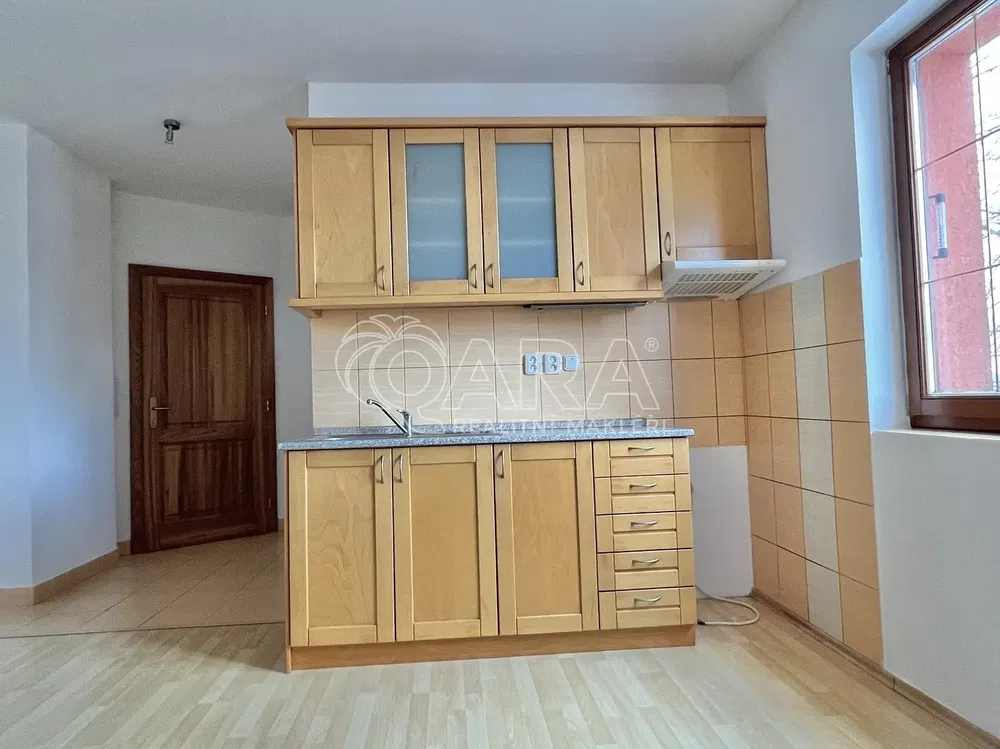 Σαλόνι; ξύλινο πάτωμα, φυσικό φως, μοντέρνο στυλ, ψηλά ταβάνια