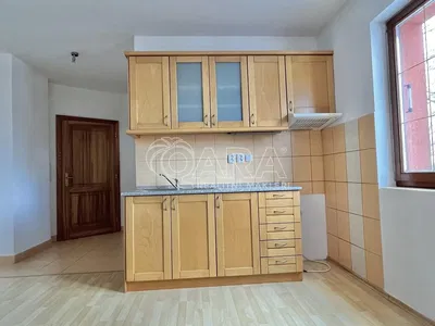 Σαλόνι; ξύλινο πάτωμα, φυσικό φως, μοντέρνο στυλ, ψηλά ταβάνια