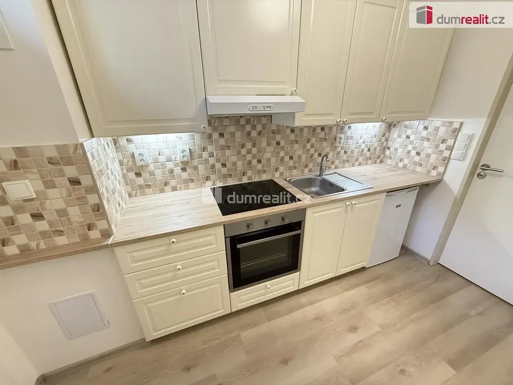 Хол; дървен под, естествена светлина, модерен стил, високи тавани