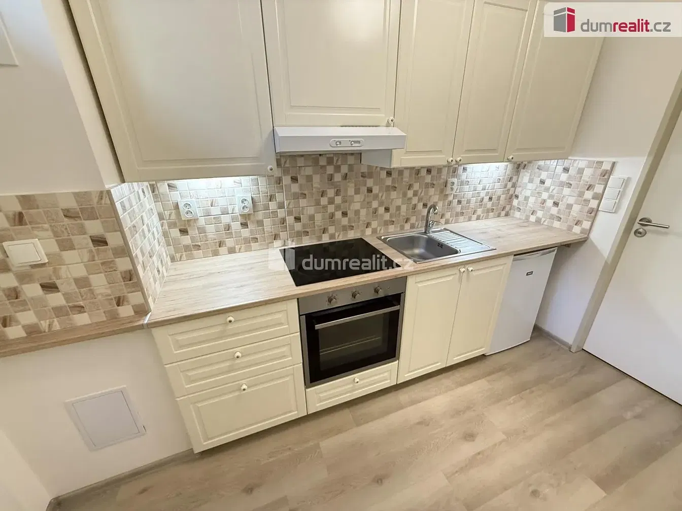 Хол; дървен под, естествена светлина, модерен стил, високи тавани