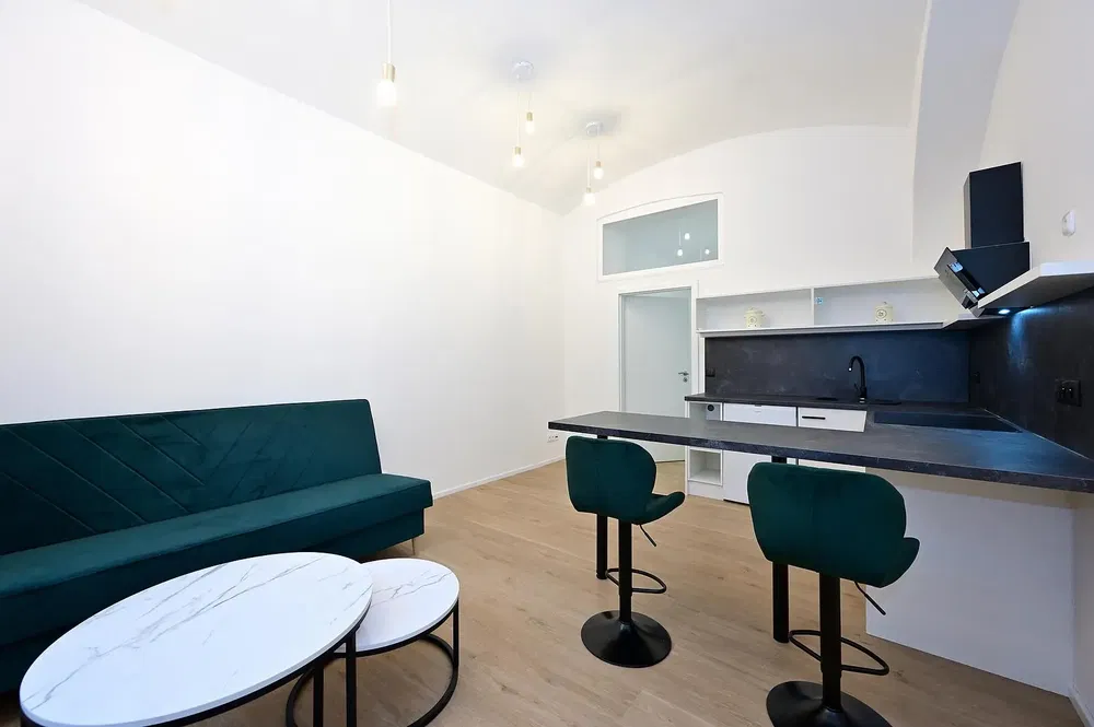 Obývačka; drevená podlaha, prirodzené svetlo, moderný štýl