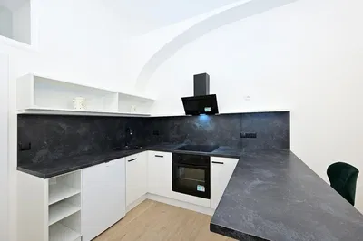 Obývačka; drevená podlaha, prirodzené svetlo, moderný štýl, vysoké stropy