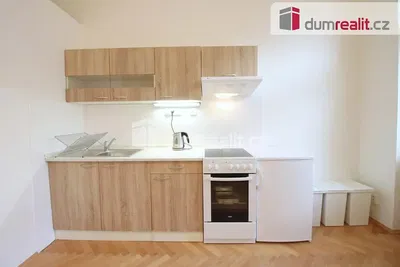 Obývačka; drevená podlaha, prirodzené svetlo, moderný štýl