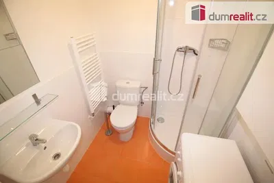 Kuchyňa; kuchynské spotrebiče, drevená podlaha, prirodzené svetlo, moderný štýl