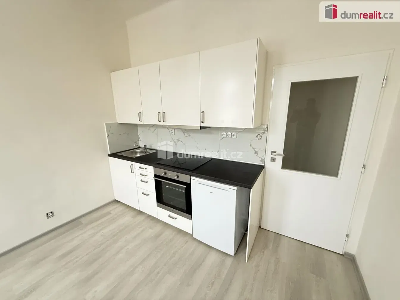 Kuchyňa; kuchynské spotrebiče, drevená podlaha, prirodzené svetlo, moderný štýl