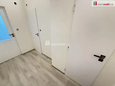 Obývačka; drevená podlaha, prirodzené svetlo, moderný štýl