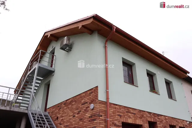 Salón; suelo de madera, luz natural, estilo moderno