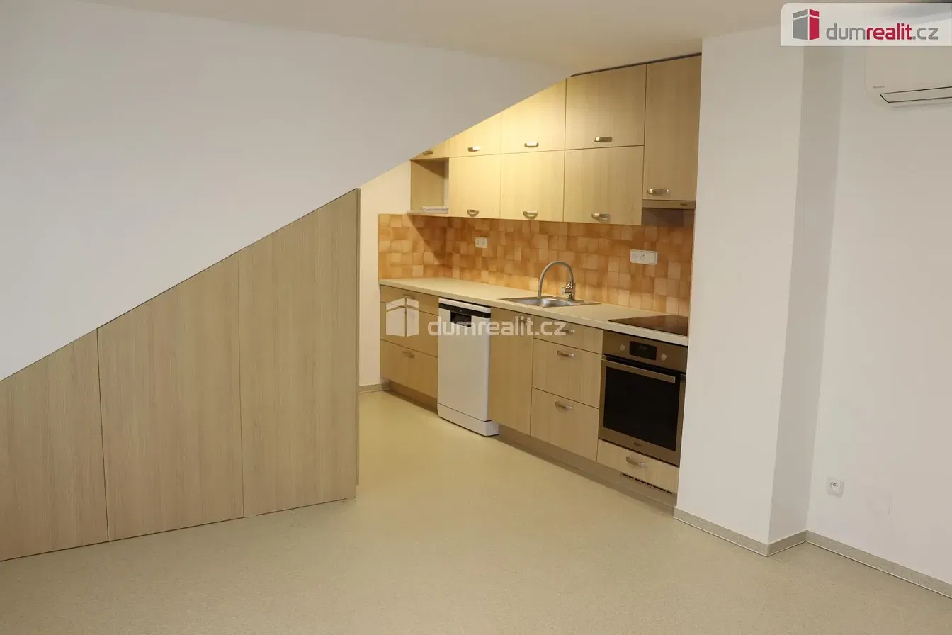 Keuken; keukenapparatuur, houten vloer, natuurlijk licht, moderne stijl