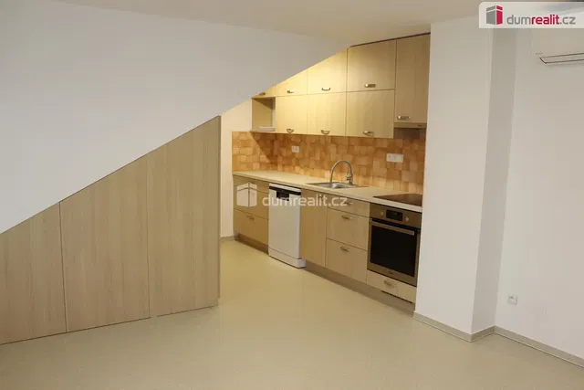 Cocina; electrodomésticos, suelo de madera, luz natural, estilo moderno