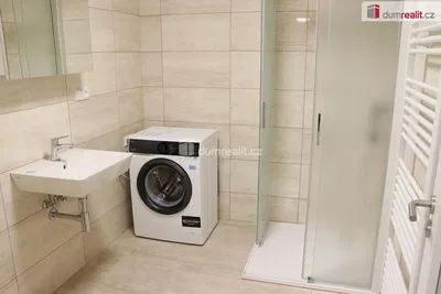 Woonkamer; houten vloer, natuurlijk licht, moderne stijl