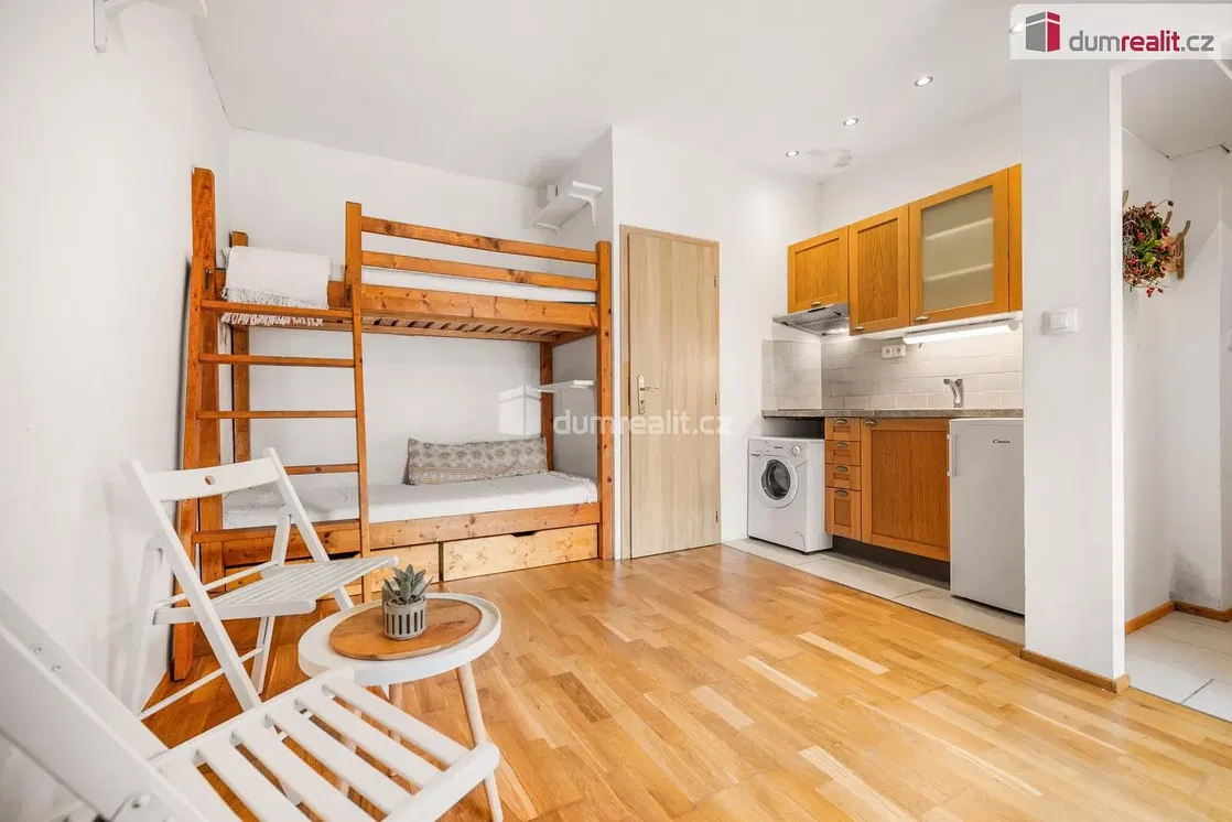 Кухня; кухненски уреди, дървен под, естествена светлина, модерен стил