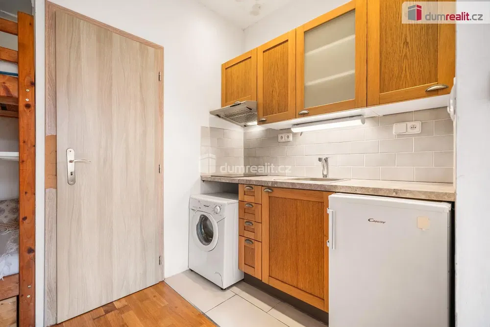 Хол; дървен под, естествена светлина, модерен стил, високи тавани