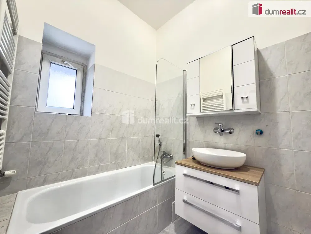 Living room; wood floor, natural light, modern style