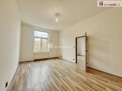 Living room; wood floor, natural light, modern style