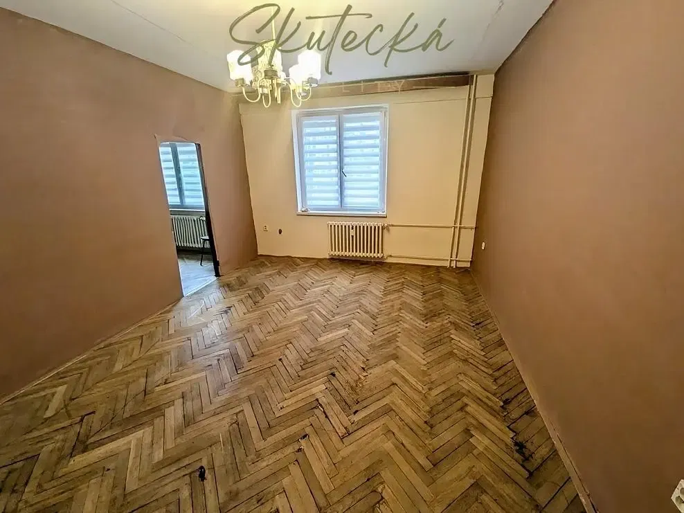 Хол; дървен под, естествена светлина, модерен стил