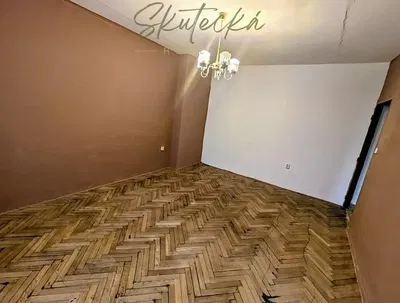 Кухня; кухненски уреди, дървен под, естествена светлина, модерен стил