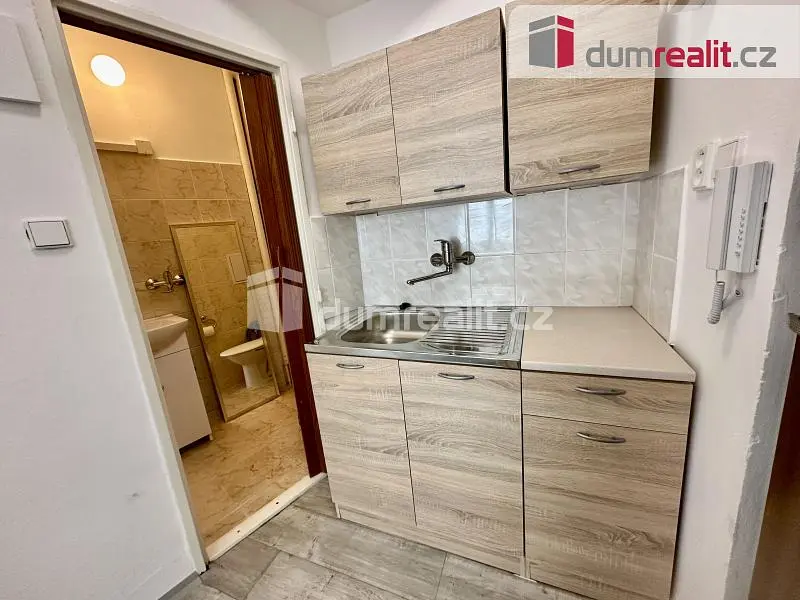 Дневна соба; дрвени под, природно светло, модерни стил