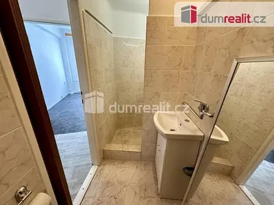 Кухиња; кухињски апарати, дрвени под, природно светло, модерни стил