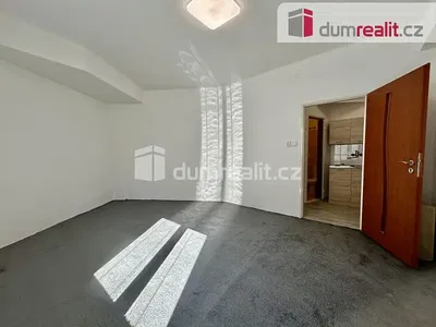 Дневна соба; дрвени под, природно светло, модерни стил, високи плафони