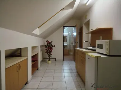 Salon; podłoga drewniana, światło dzienne, styl nowoczesny, wysokie sufity