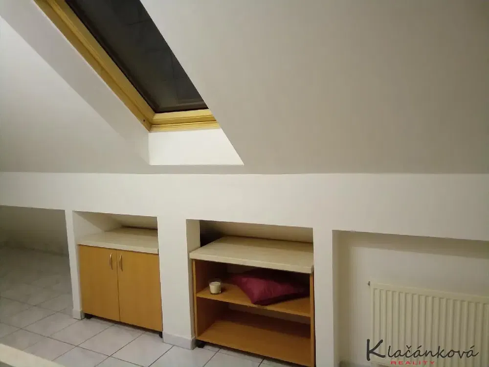 Salon; podłoga drewniana, światło dzienne, styl nowoczesny