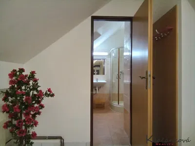 Salon; podłoga drewniana, światło dzienne, styl nowoczesny, wysokie sufity