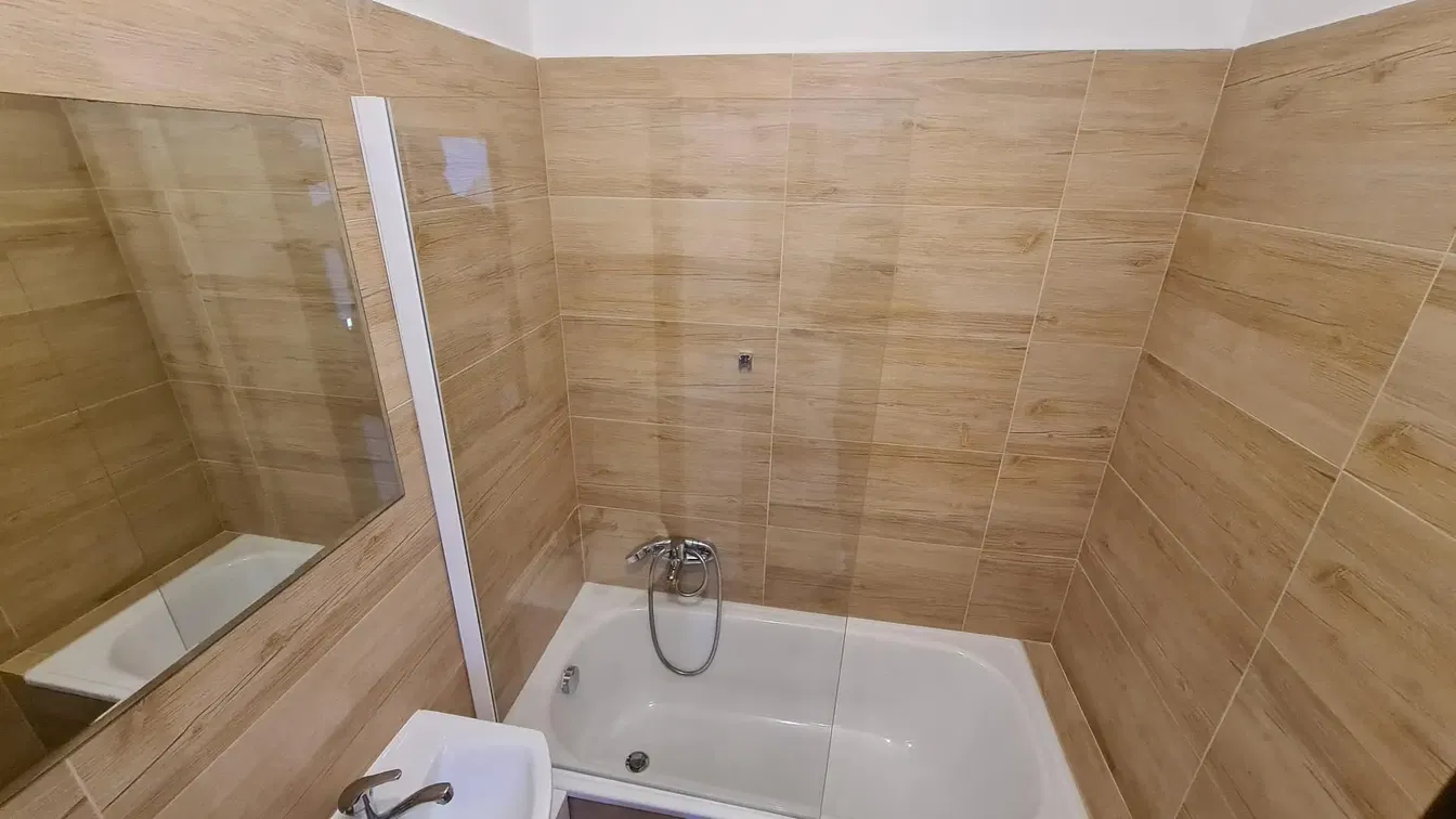 Salon; podłoga drewniana, światło dzienne, styl nowoczesny, wysokie sufity