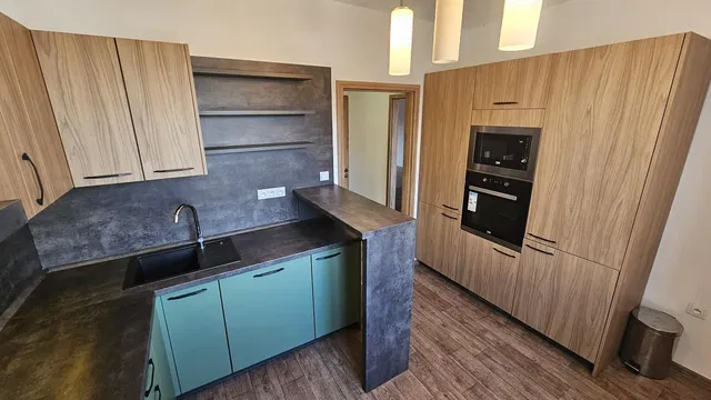 Хол; дървен под, естествена светлина, модерен стил