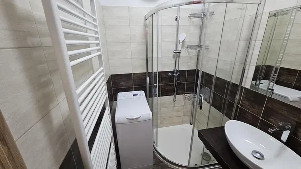 Salon; podłoga drewniana, światło dzienne, styl nowoczesny, wysokie sufity